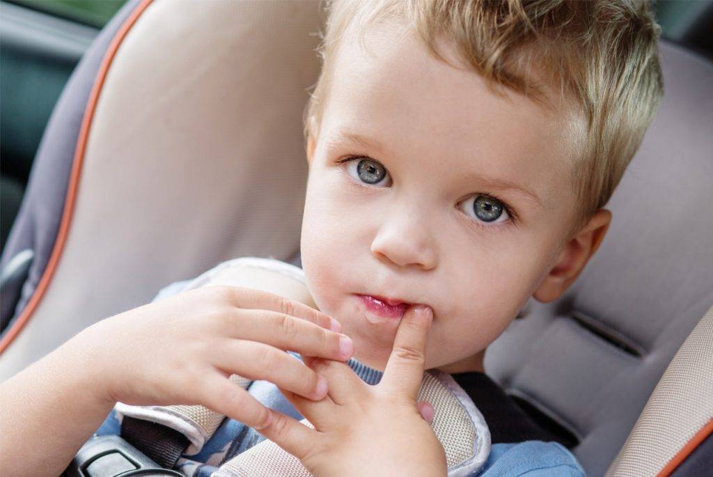 Почему ребенок грызет ногти и как отучить, что делать