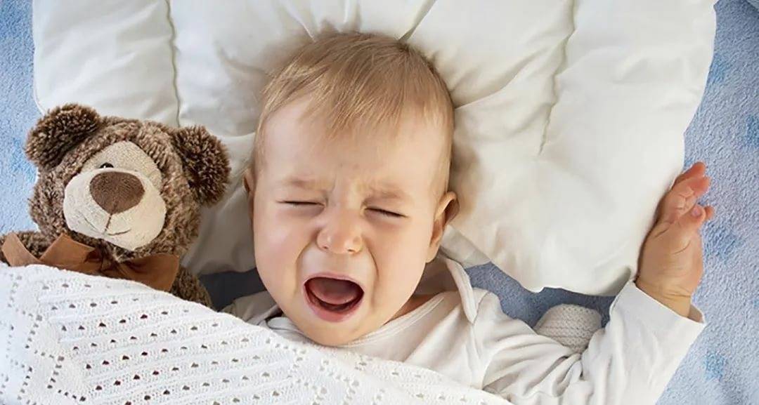 Малыш просыпается и плачет во сне. почему грудничок плачет во сне, не просыпаясь