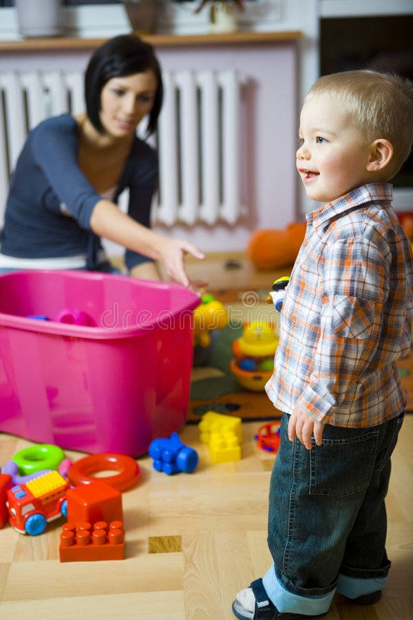 Как научить ребенка убирать игрушки? 5 историй