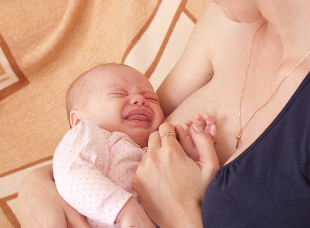 Почему болит грудь при кормлении ребенка – причины и что делать?
