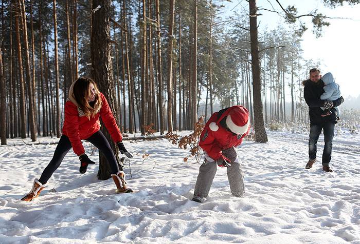 Чем заняться с ребенком зимой: интересные идеи развлечений дома и на улице