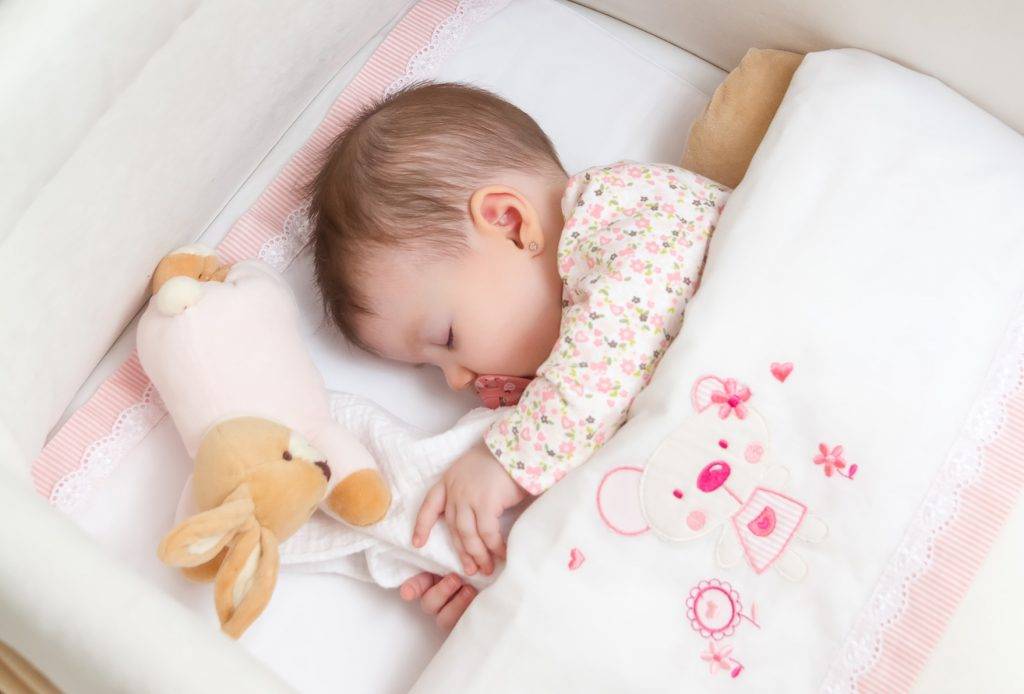 Позы для сна новорожденного: как укладывать грудничка на животе, спине, боку