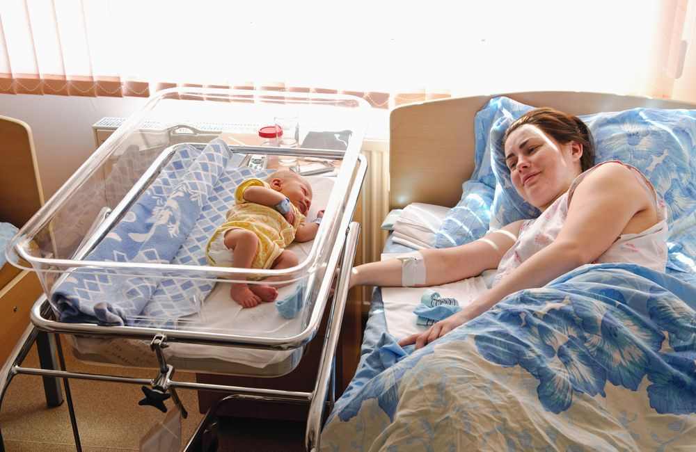 По каким причинам врачи могут на время разлучить маму и новорожденного малыша