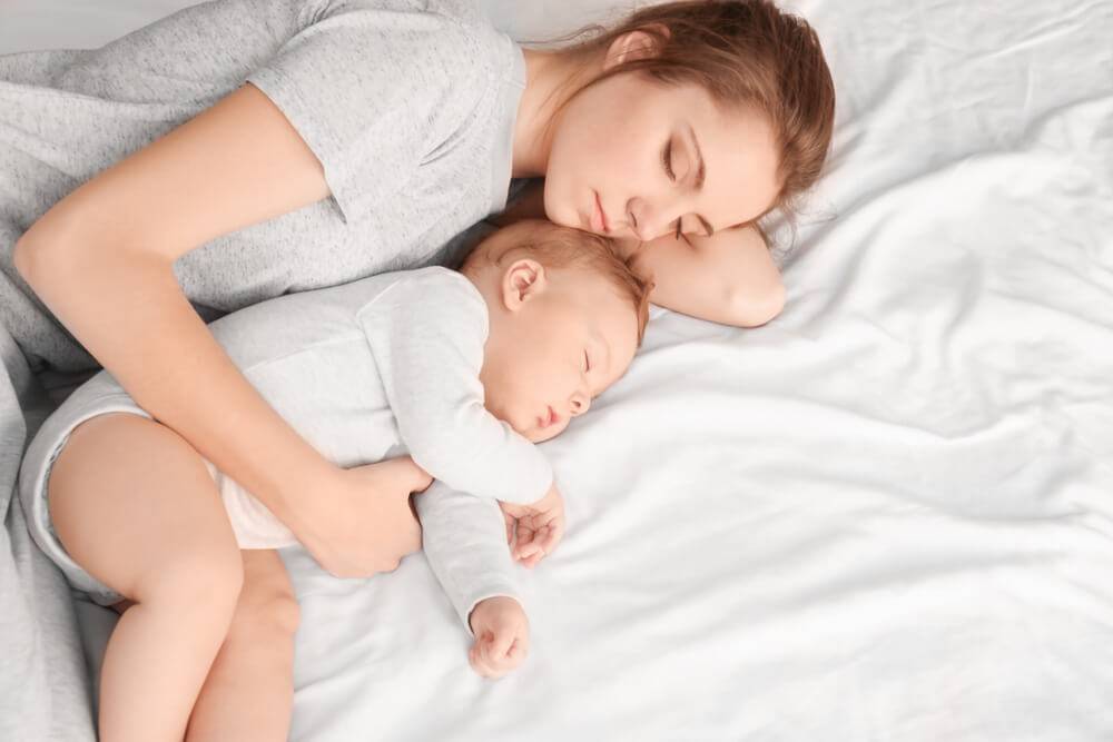 Грудной ребенок спит с мамой – опасно или нет