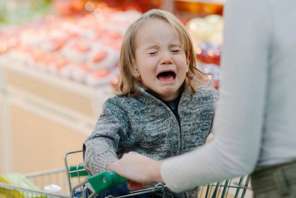 Детская истерика в магазине: как реагировать родителям