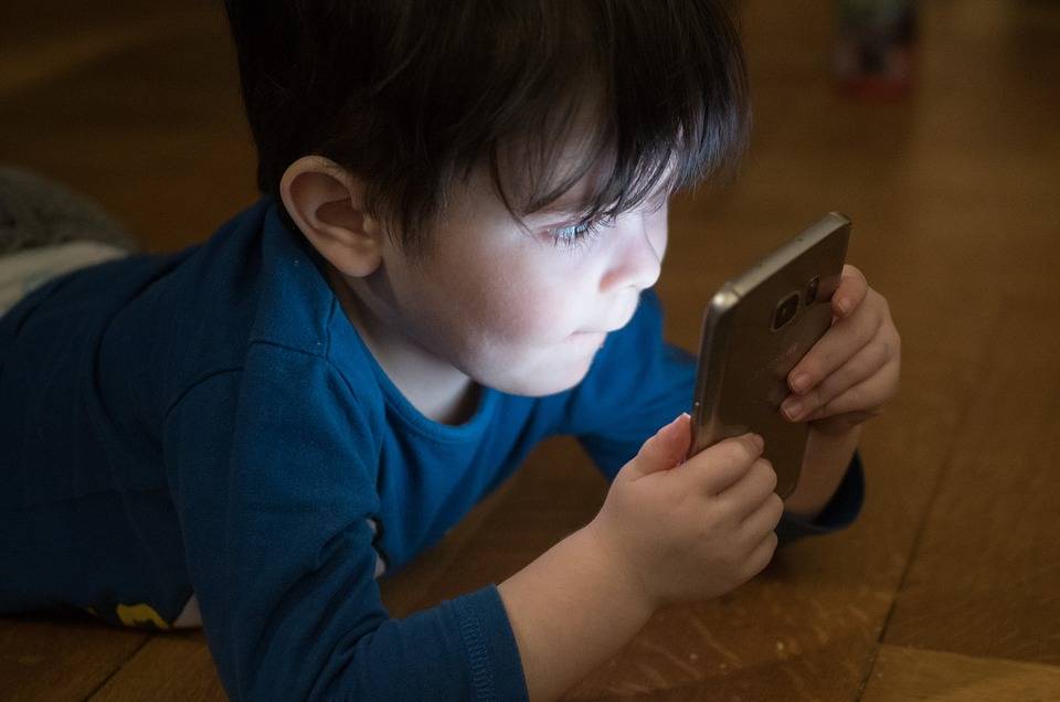Вред от планшета для детей - чем он плох или хорош для маленького ребенка?