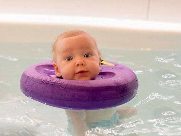 С какого возраста можно купать ребенка с кругом на шее. видео как купать новорожденного