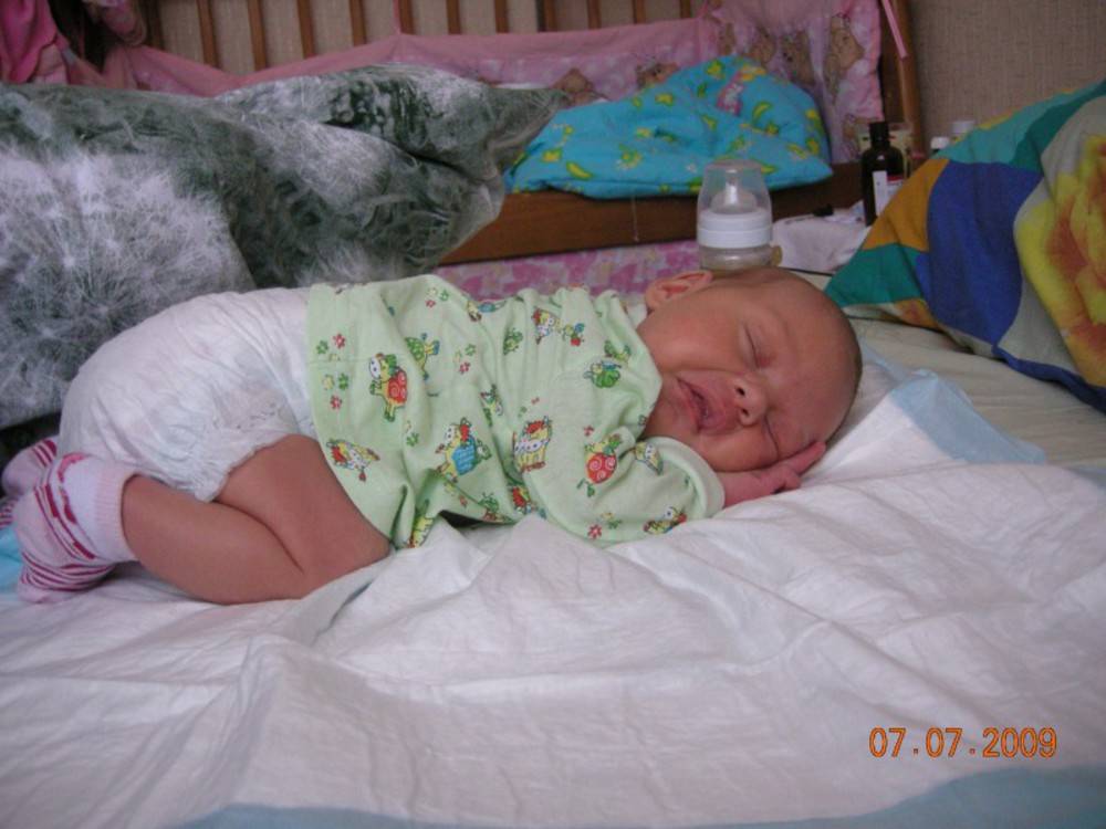 Новорожденный ребенок спит на животе: можно ли это, с какого возраста