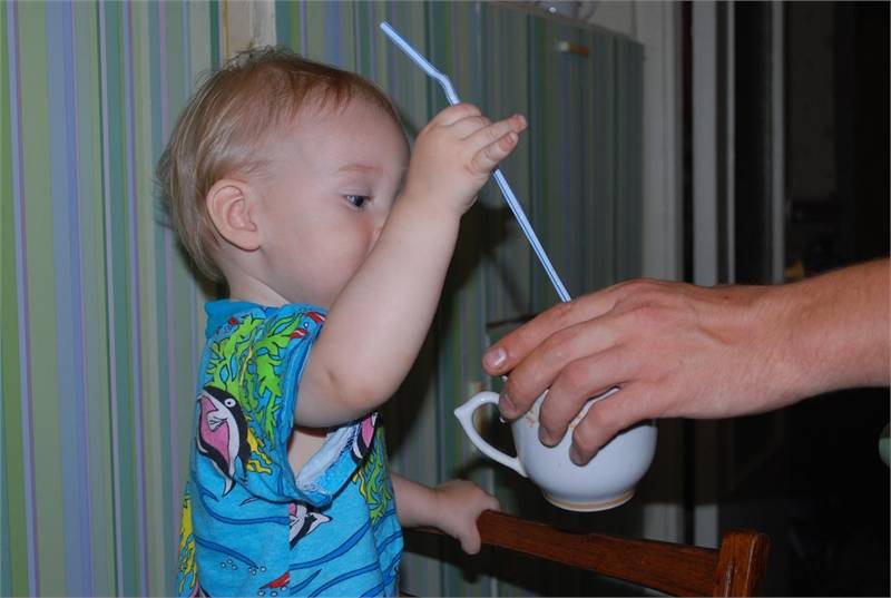 Как ребенка научить пить из трубочки и кружки?