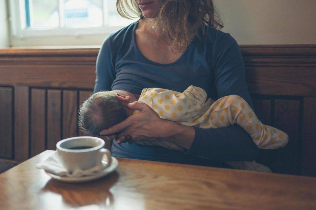 Можно ли кормящей маме кофе, вреден ли растворимый кофе и с молоком при гв