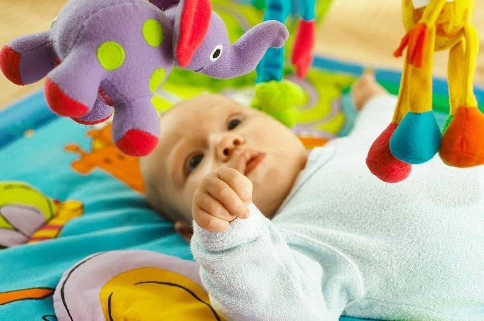Развивающие игрушки для новорожденных: советы по выбору