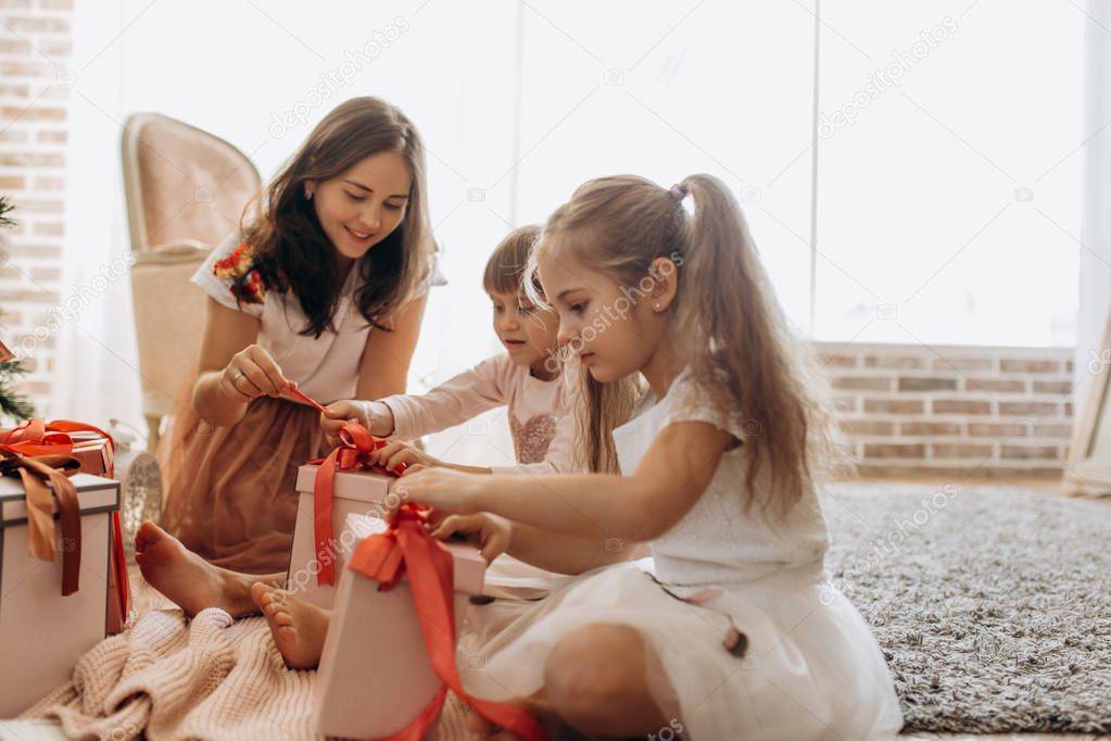 Что подарить молодой маме - топ 140 идей классных подарков от мужа, друзей и родителей на дню рождения и новый год