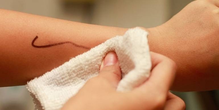 Чем оттереть фломастер с кожи: 20 лучших средств как отмыть в домашних условиях