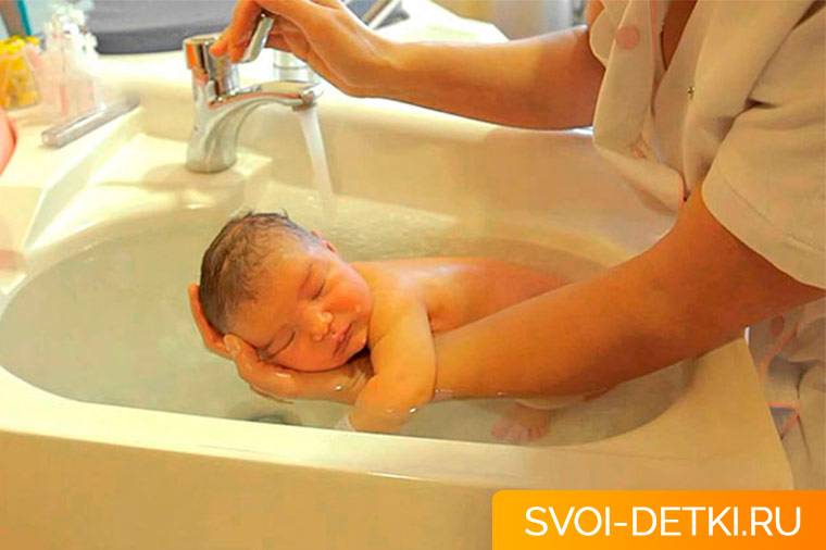 Как правильно подмывать новорождённого: мальчика и девочку под краном