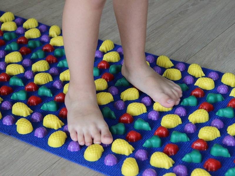 Как выбрать ортопедический коврик для детей и есть ли в нем необходимость? - proinfospine