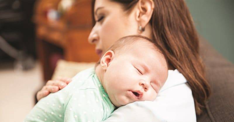 Почему ребёнок спит только на маминых руках и как исправить эту ситуацию? как отучить ребенка засыпать на руках — действенные методы