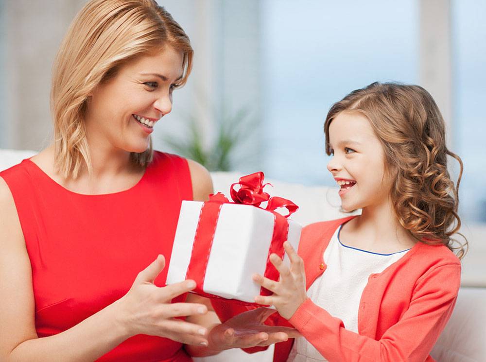 Какой новогодний подарок можно выбрать и подарить ребенку