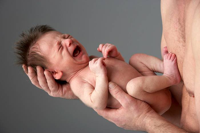 Как правильно держать новорожденную девочку?
