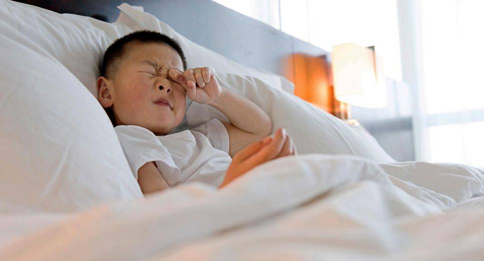Ребёнок спит с приоткрытыми глазами: стоит ли тревожиться