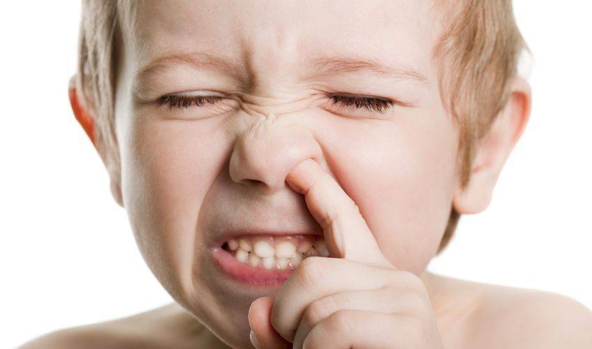 Что делать, если ребенок постоянно чешет глаза и нос: причины и способы решения проблемы
