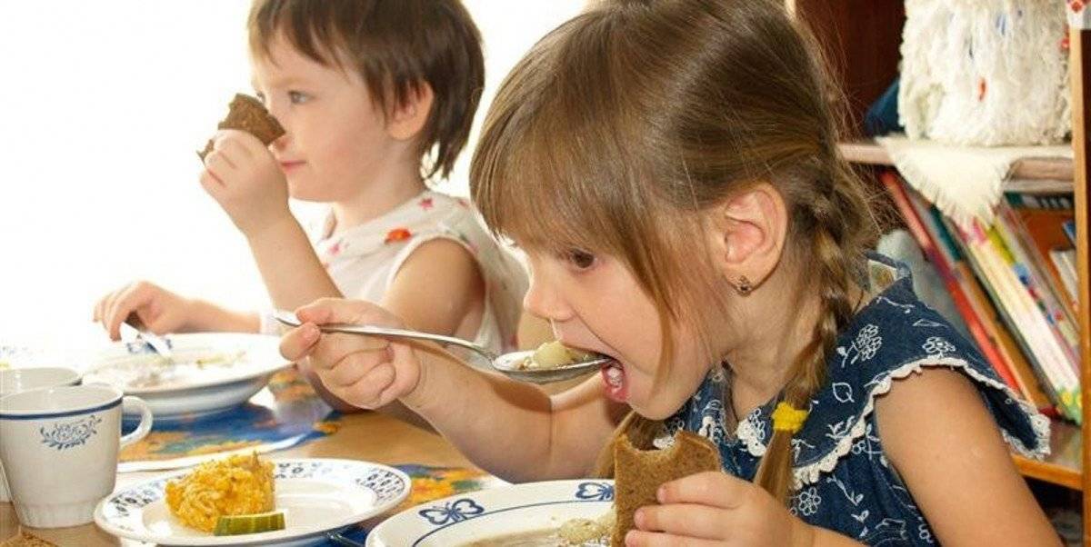 Ребенок не ест в детском саду: как решить проблему