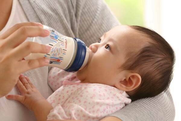 Как снова приучить младенца к груди после бутылочки