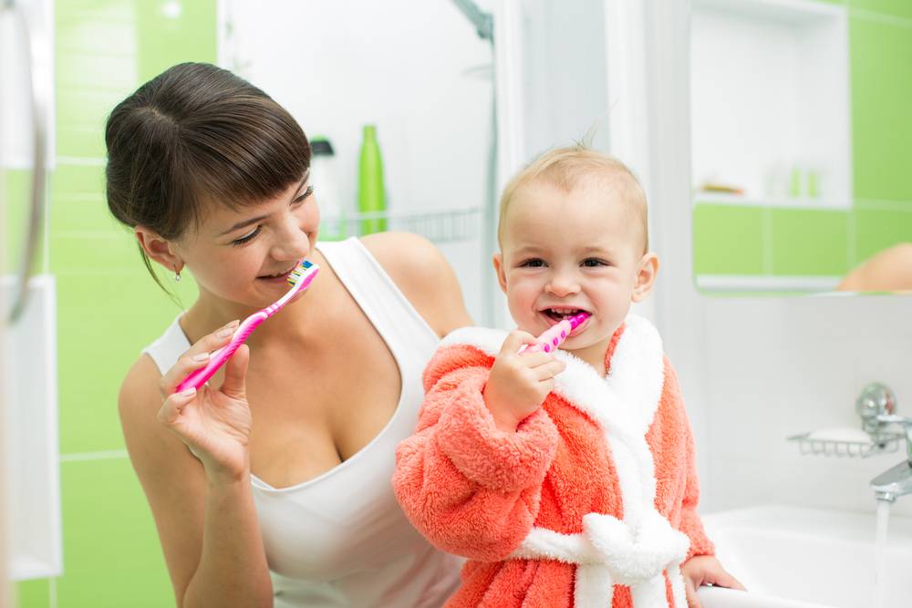 Когда нужно начинать чистить зубы ребенку: с какого возраста и как приучать детей к гигиене?