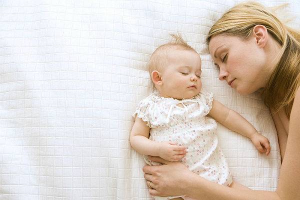 Совместный сон ребенка с родителями: польза и вред