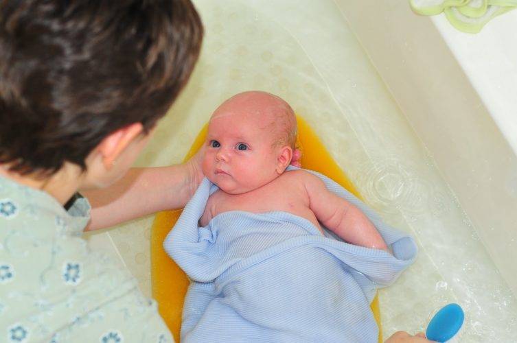 Первое купание новорожденного после роддома