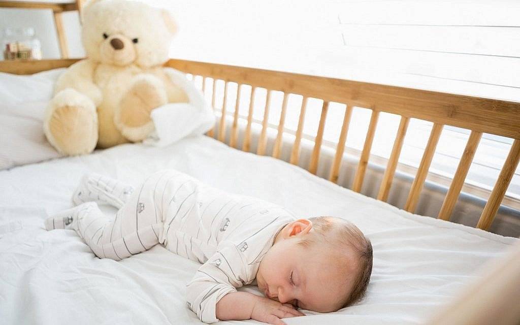 Что мешает малышу спать одному и как приучить ребенка к своей кроватке