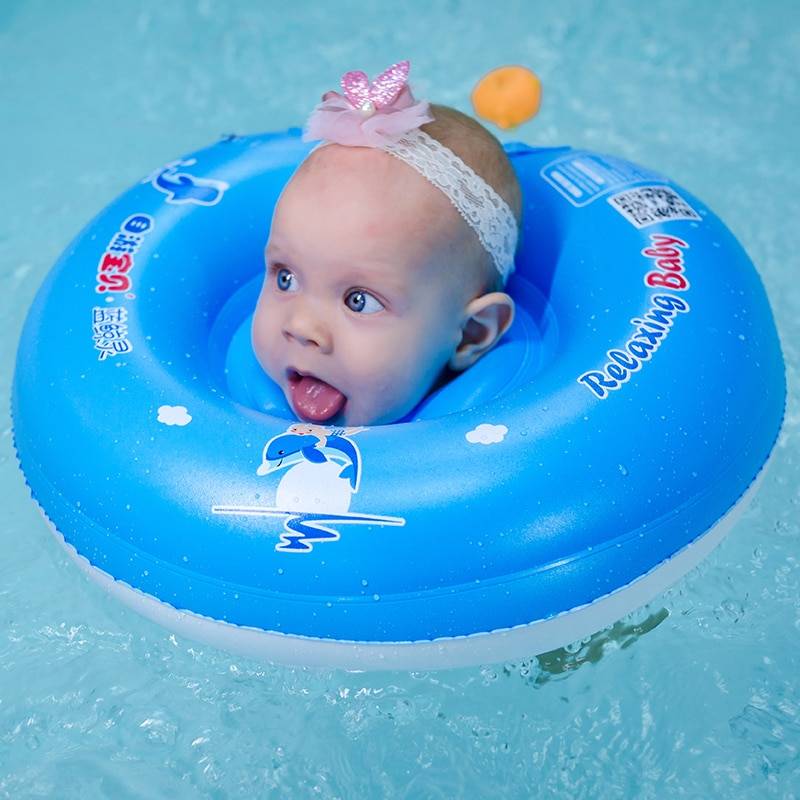 Как купать малыша с кругом на шее: пошаговая инструкция для родителей