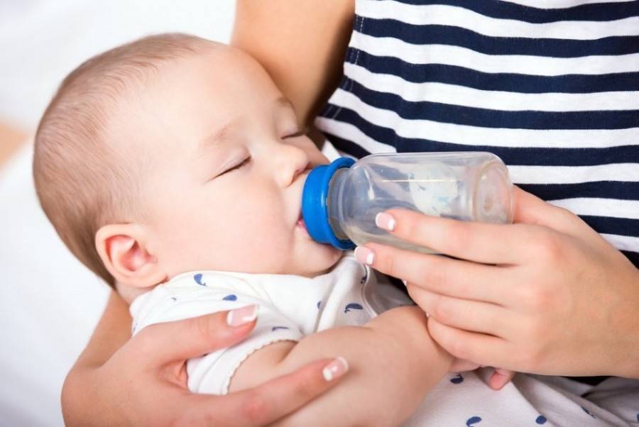 Как отучить ребенка от бутылки и смеси