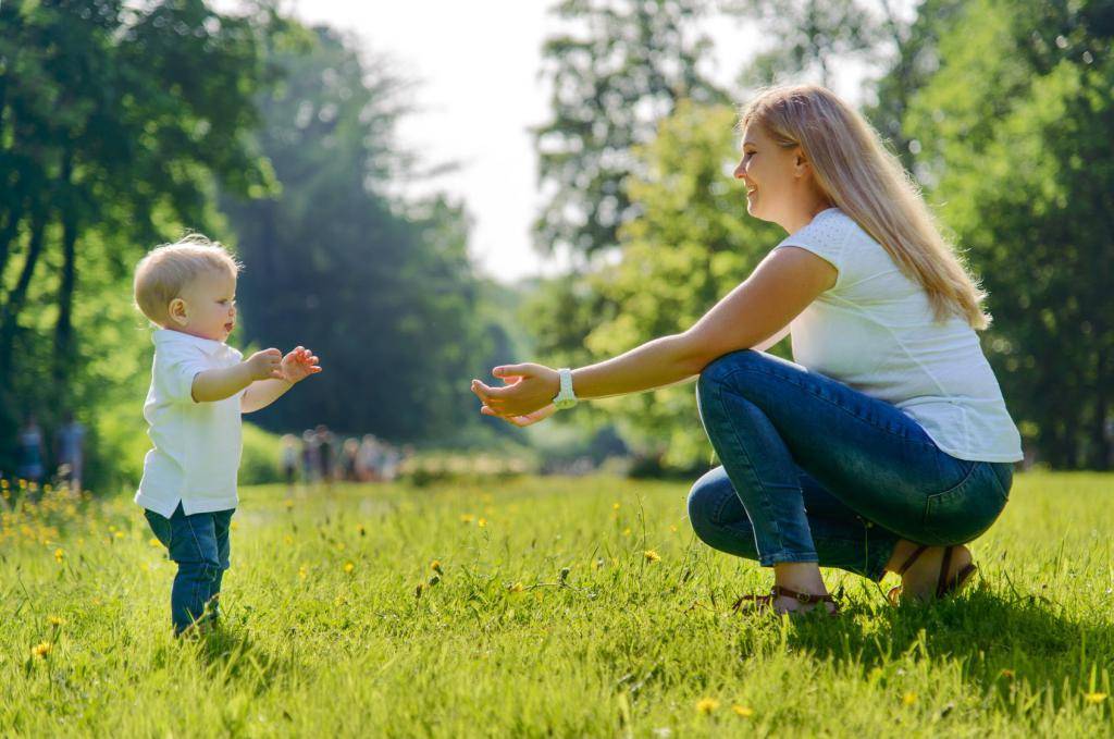 Как научить ребёнка ходить самостоятельно без поддержки: упражнения, ошибки родителей