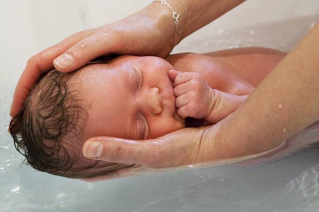 Как и когда мыть голову новорожденному ребенку