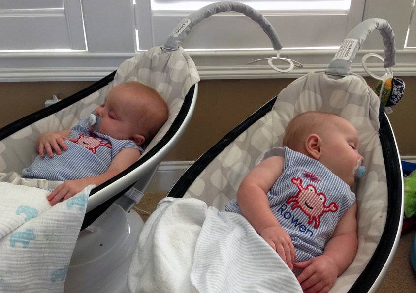 Как купать двойню (близнецов) - новорожденных, можно ли одновременно, видео