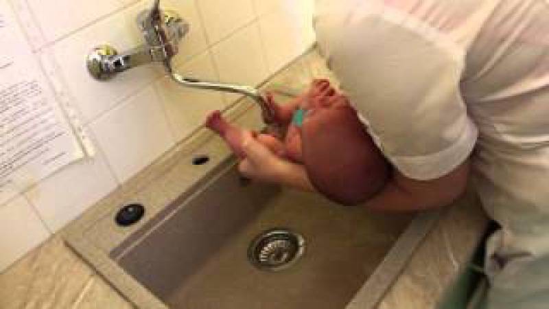 Как правильно подмывать новорождённого под краном: мальчика и девочку?
