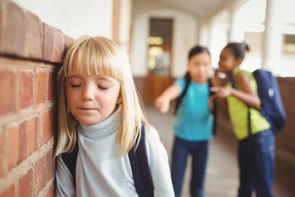 Школьный буллинг: почему одни дети травят других и как защитить своего ребёнка от насилия