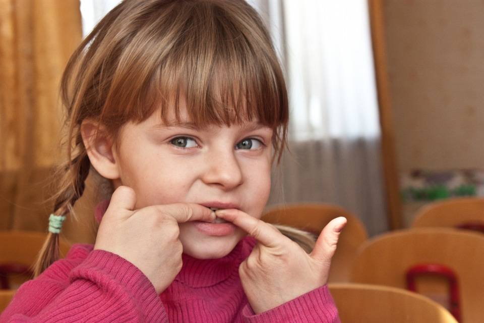 Эффективные способы как отучить ребенка грызть ногти