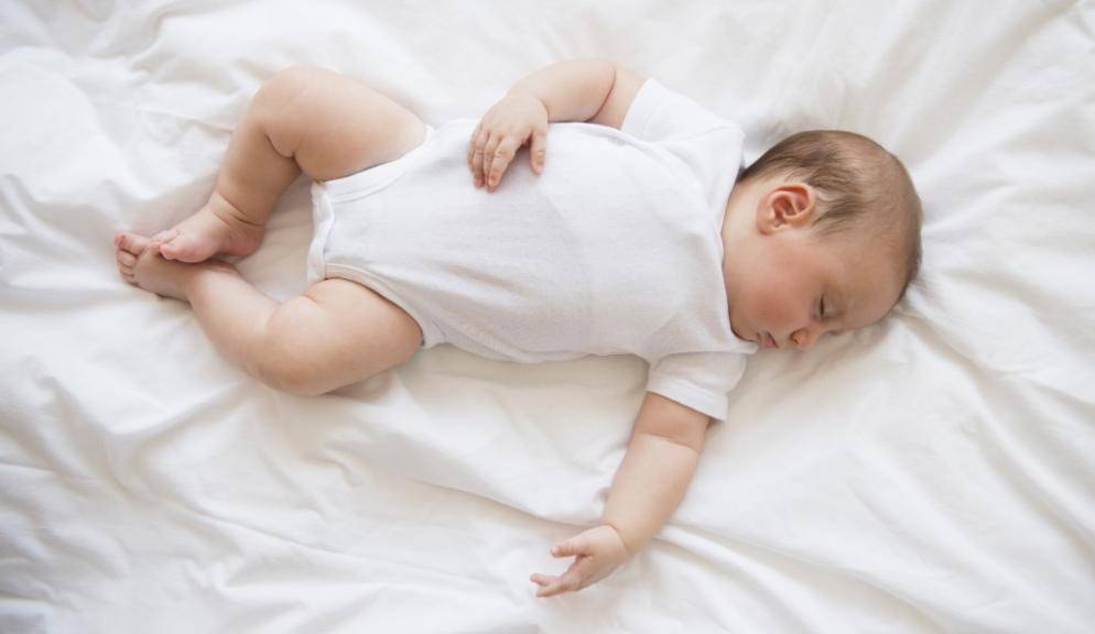 Сколько младенцу можно спать на животе | главный перинатальный - всё про беременность и роды
