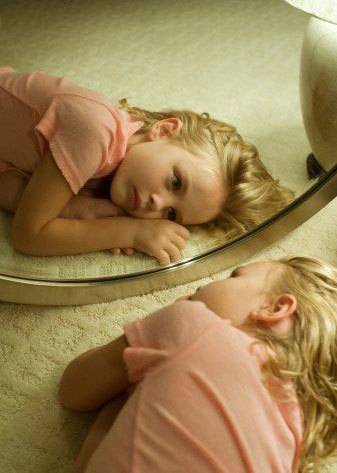 Можно ли детям до года смотреться в зеркало?