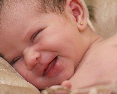 Когда ребенок начинает осознанно улыбаться в ответ маме