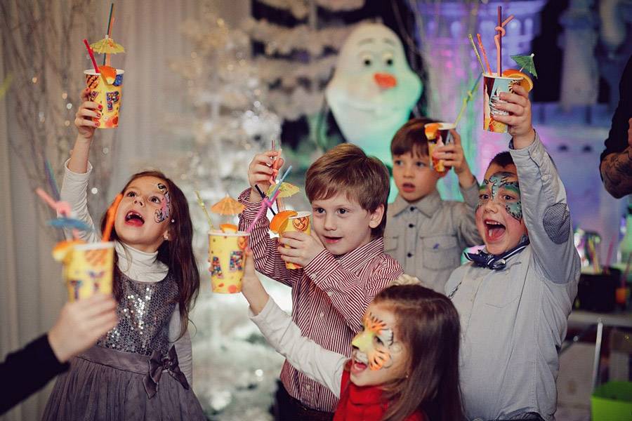 56 новогодних конкурсов для детей: простые, веселые, увлекательные конкурсы для детских компаний разных возрастов на новый год 2021