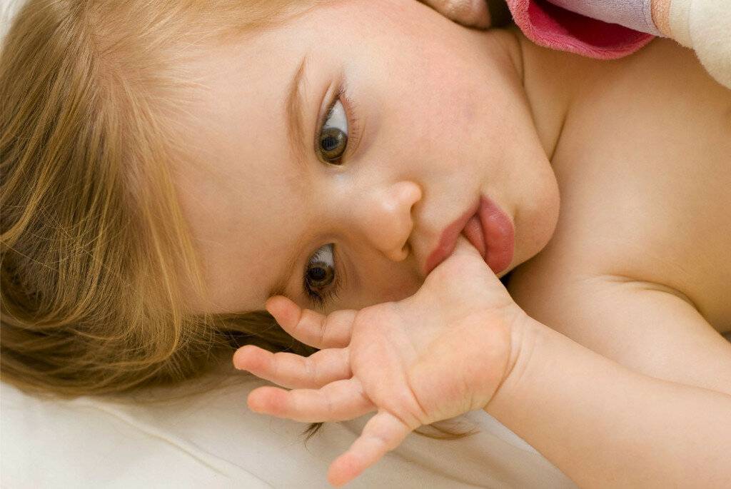 Как отучить ребенка сосать палец в 1-2 года: советы комаровского