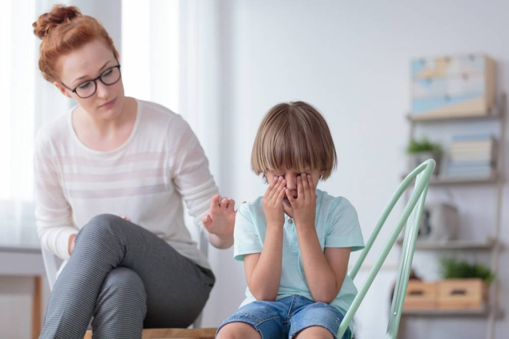 Как справиться с капризами ребенка при расставании с родителями