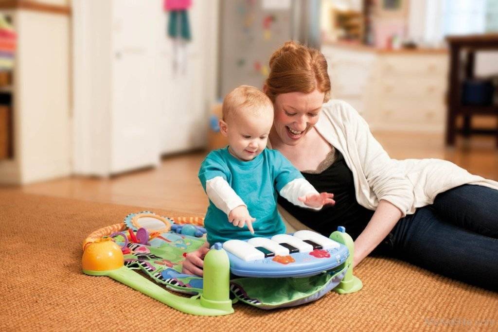 Как развивать ребенка в 10 месяцев: примеры развивающих игры и советы родителям