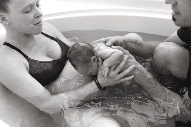 Когда можно принимать ванну после родов, почему нужно выждать некоторое время?