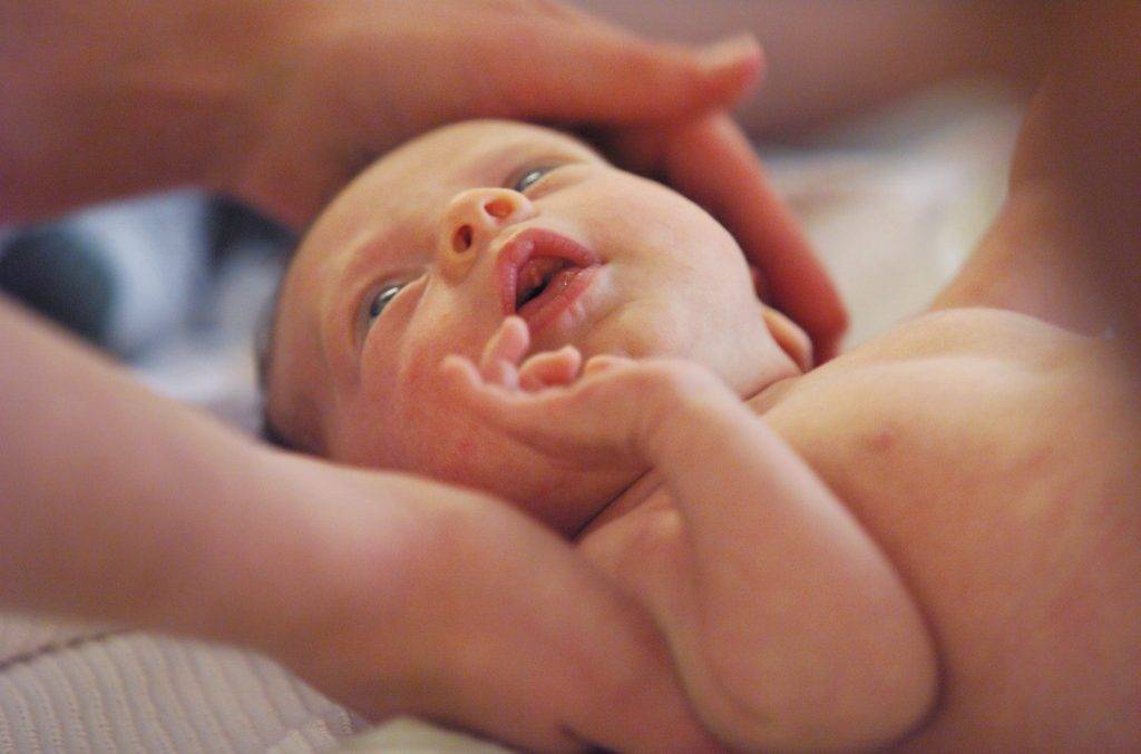 Дрожит подбородок при кормлении. почему трясется подбородок у новорожденного? какие меры предпринять.