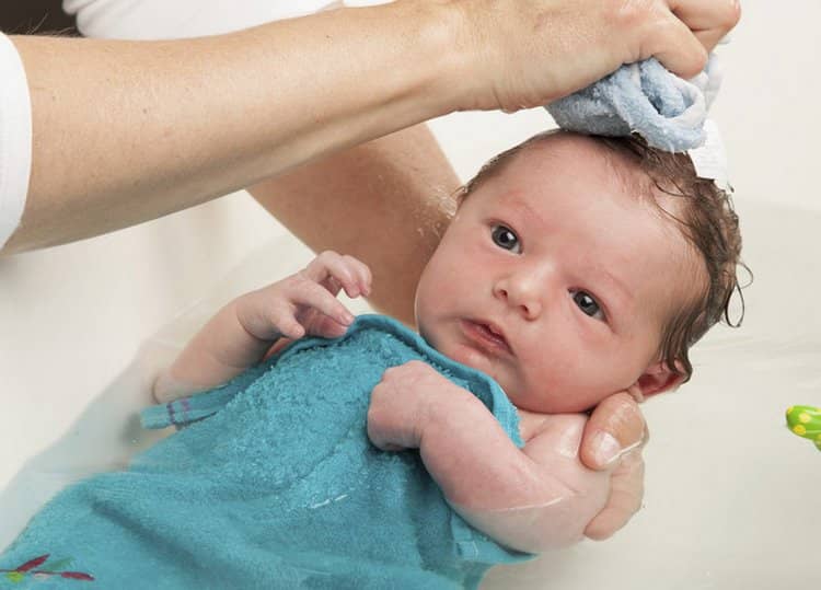 Купание ребенка в 1 месяц: как правильно купать младенца, что важно знать