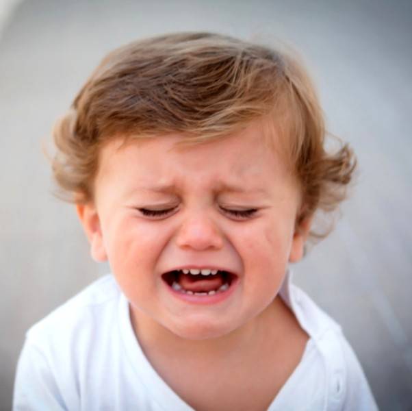 Почему плачет новорожденный? как понять и устранить причины плача