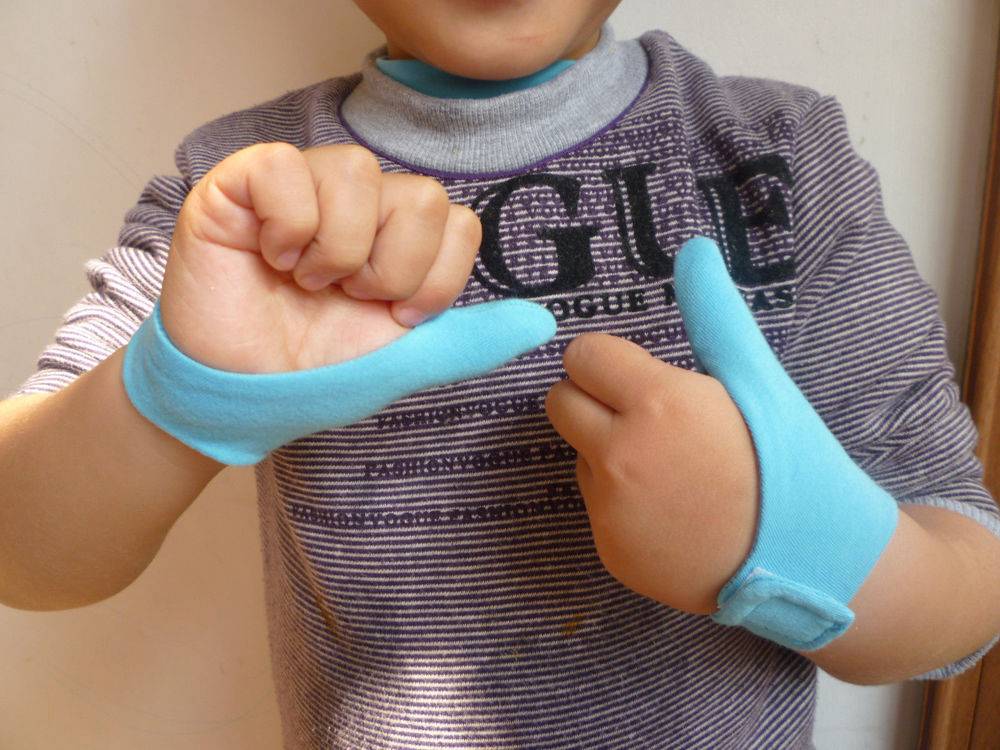 Отучаем ребёнка сосать палец: советы и рекомендации